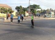 Cegah laka lantas, Polisi sebrangkan Anak sekolah