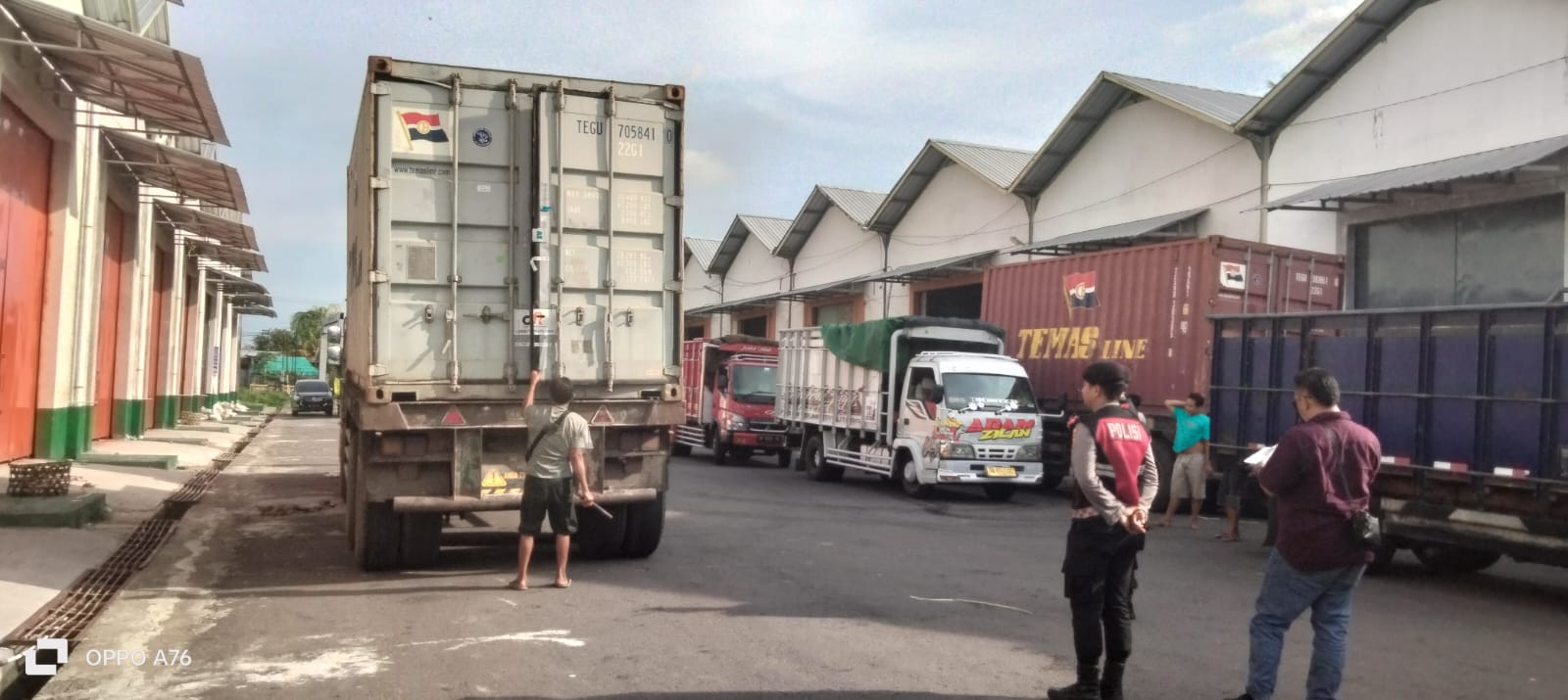 Kedatangan Dua Kontainer Logistik KPU, Polisi Amankan Gudang Logistik KPU Lombok Barat