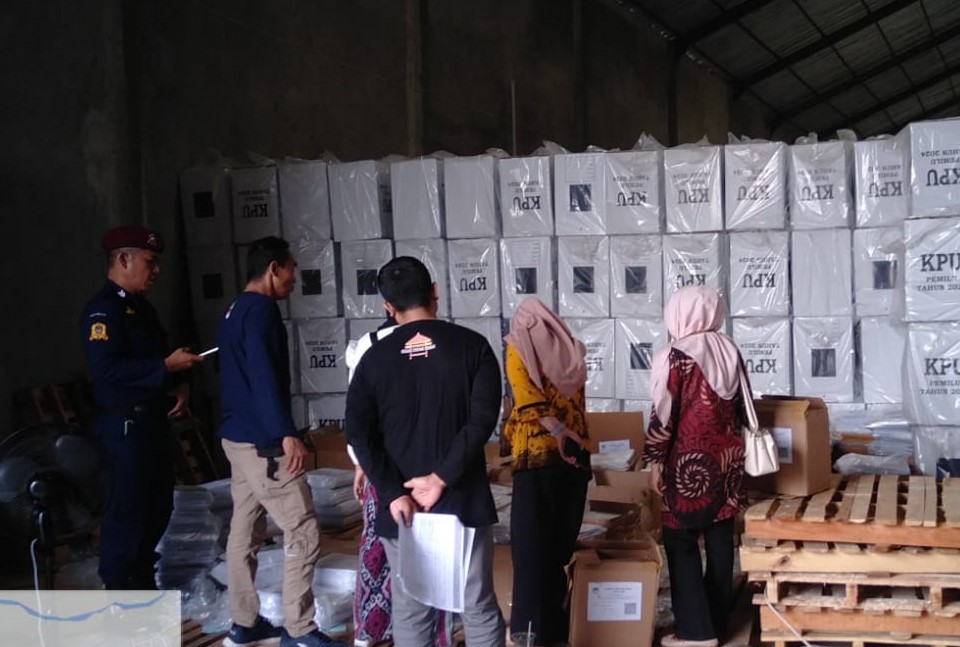 Penyortiran Logistik Pemilu 2024 di Lombok Barat Berjalan Aman dan Lancar