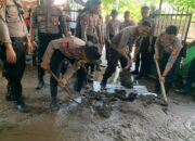 Polres Sumbawa Sigap Bantu Warga Bersihkan Rumah Pasca Banjir