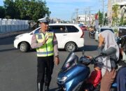 Humanis dan Simpatik, Satlantas Lombok Utara Bantu Masyarakat di Pagi Hari