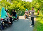 Respon Cepat, Polsek Moyo Hulu Bantu Evakuasi Pohon Tumbang