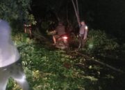 Banjir Dan Pohon Tumbang Di Jalan, Polsek Rhee Gercep Berikan Bantuan