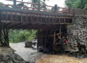 Jembatan Pasca Banjir Diperiksa Langsung Dansatgas TMMD ke-119, Demi Kenyamanan dan Keamanan Pengguna