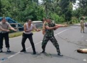 Sinergi TNI-Polri dan Warga Sekotong Bersihkan Rumpun Bambu