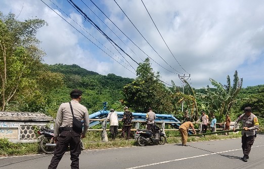 Kapolsek Sekotong Pimpin Gotong Royong dan Monitoring di Desa Binaan