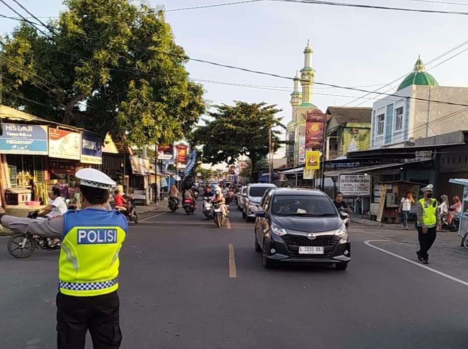 Ngabuburit di Batulayar Aman dan Terkendali, Polsek Batulayar Lakukan Pengamanan