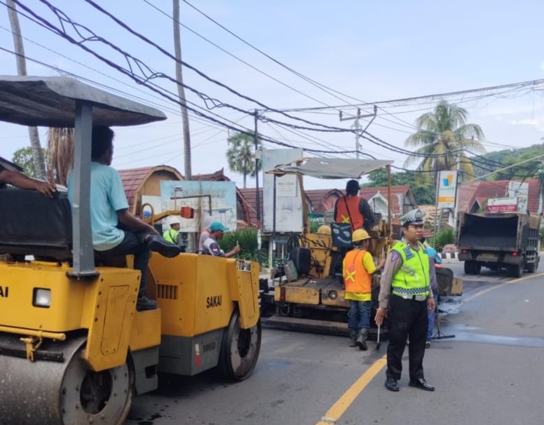 Pengaspalan Jalan Raya Senggigi