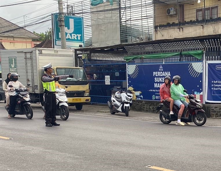 Pengaturan Lalu Lintas dan Ngabuburit di Batulayar Berjalan Aman dan Kondusif