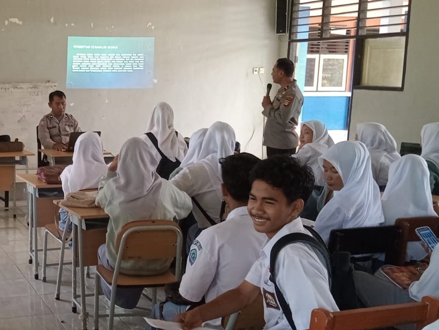 Polres Lombok Barat Gelar Sosialisasi Kamtibmas dan Bahaya Narkoba di SMKN 2 Lembar