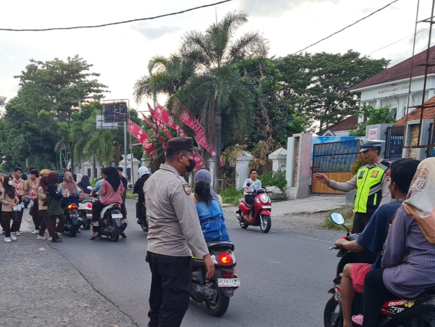 Polsek Kediri dan Pramuka Berbagi Takjil di Bulan Ramadhan