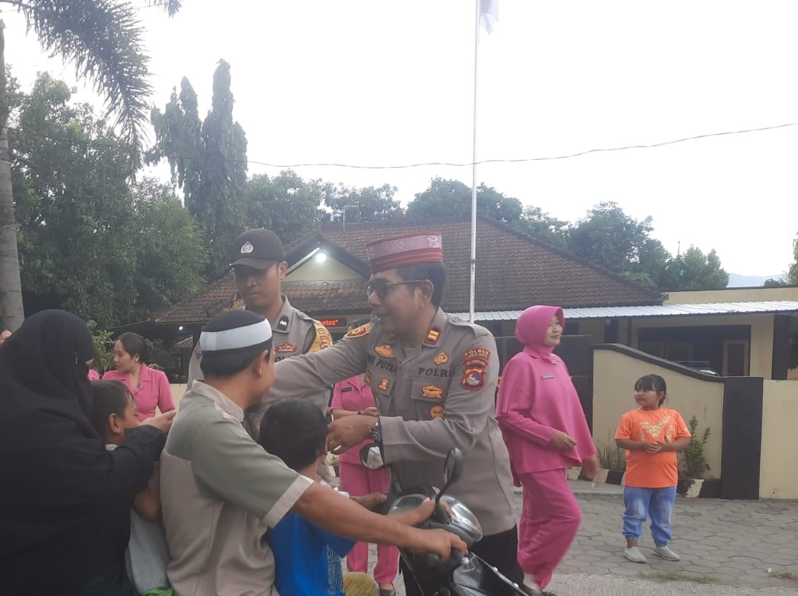 Polsek Labuapi dan Bhayangkari Ranting Labuapi Berbagi Kebahagiaan di Bulan Ramadhan