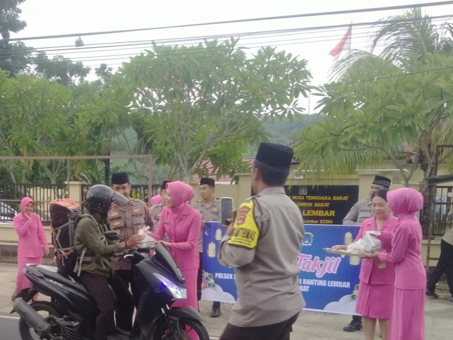 Polsek Lembar Berbagi Kebahagiaan di Bulan Ramadhan dengan Kegiatan Takjil Ceria