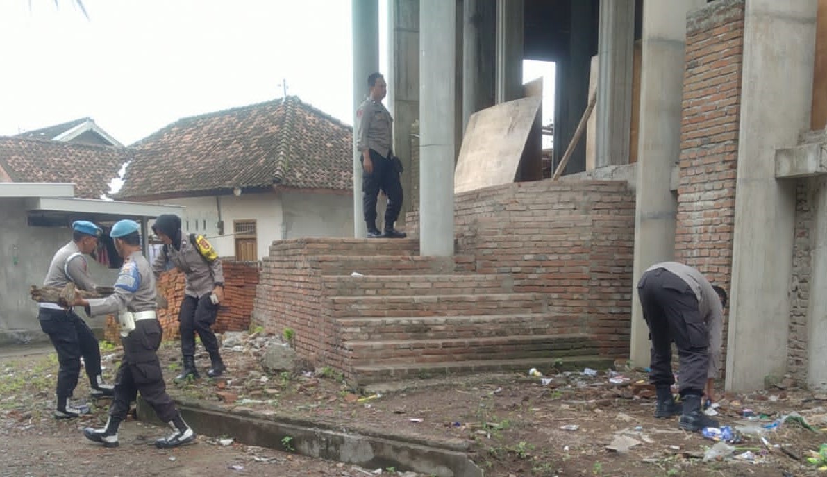 Polsek Lembar Gelar Bakti Religi di Masjid Baitat Taqwa