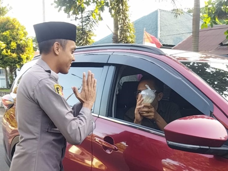 Senyum Semangat di Bulan Ramadhan, 200 Paket Takjil Dibagikan di Pelabuhan Lembar