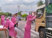 Berbagi Kebahagiaan di Bulan Ramadhan: Polsek Alas Barat dan Bhayangkari Berikan Takjil Gratis kepada Pemudik