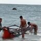 Tim Gabungan Dibantu Masyarakat Lakukan Pencarian Korban Tenggelam Di Pantai
