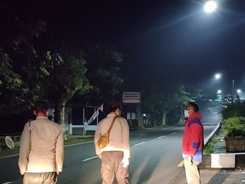 Patroli Malam Polsek Gerung Ciptakan Situasi Aman di Jalur Bypass Bil 1 dan Bil 2