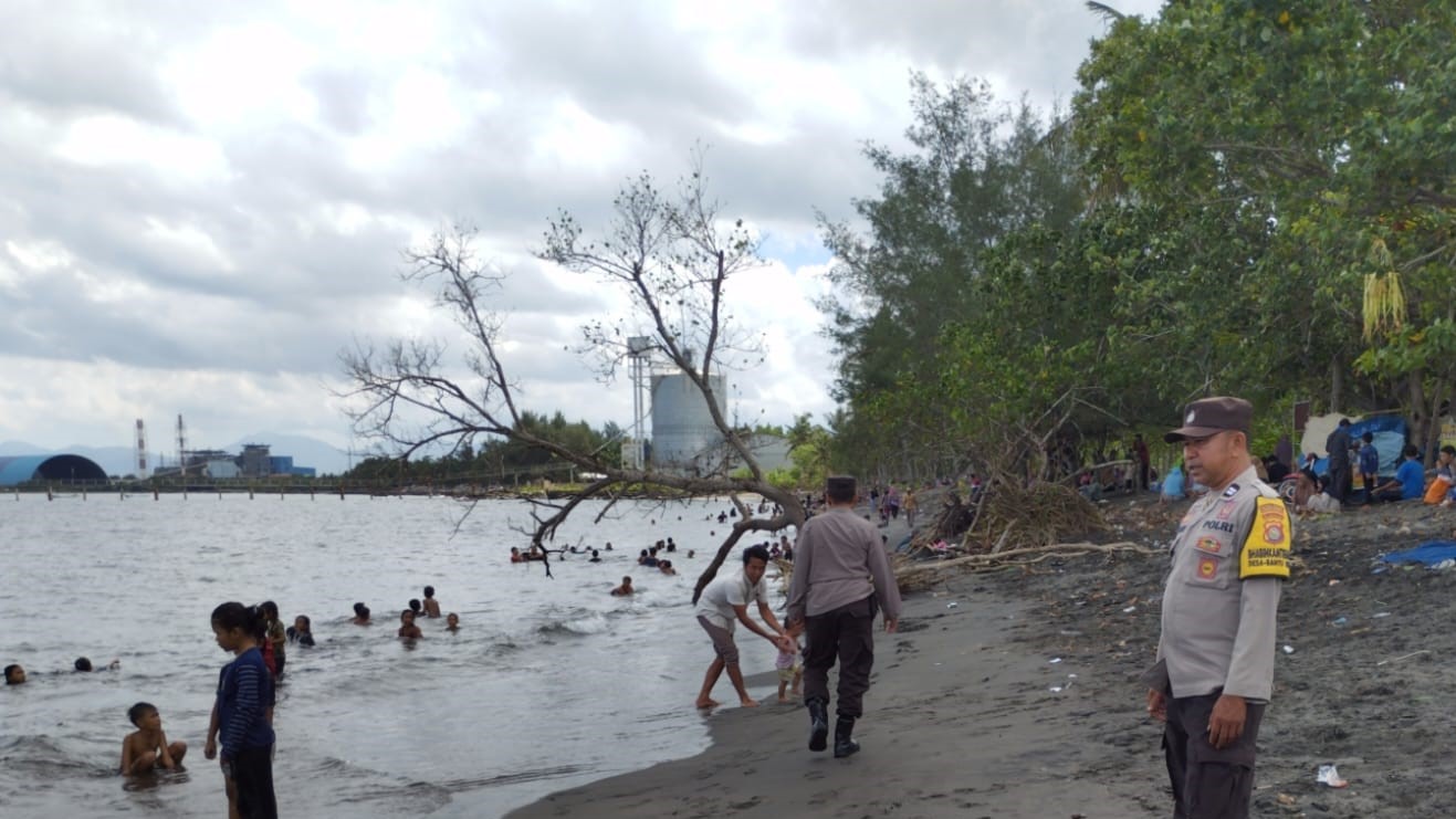 Pengamanan Lebaran Ketupat di Pantai Indok Lombok Barat