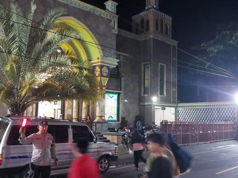 Pengamanan Shalat Tarawih di Masjid Jami' Nurussyuhada, Polsek Batulayar Pastikan Kelancaran dan Keamanan