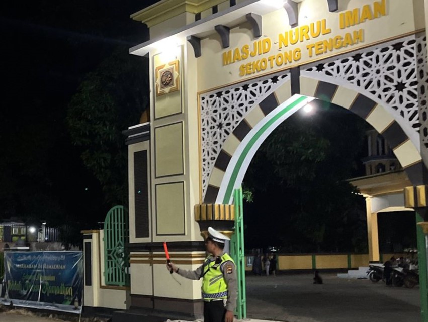 Pengamanan Sholat Isya dan Tarawih di Sekotong Berjalan Aman