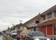 Lancar Pulang Ngantor! Polsek Kediri Atur Lalu Lintas di Simpang 4 Jelang Buka Puasa