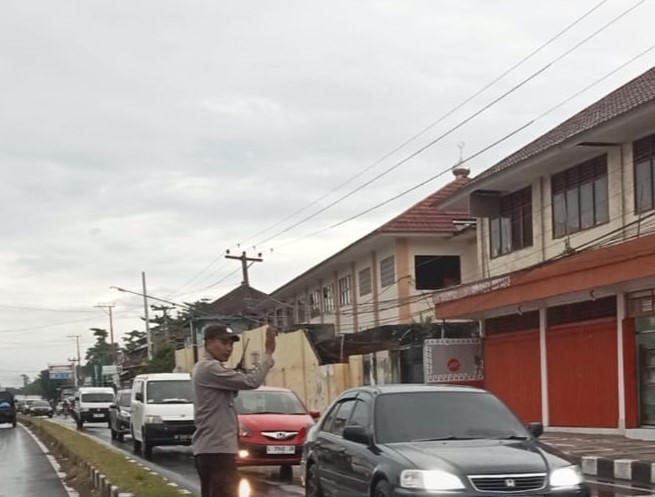 Polsek Kediri Gelar Pengaturan Lalu Lintas Sore Hari, Imbau Pengguna Jalan Patuhi Aturan