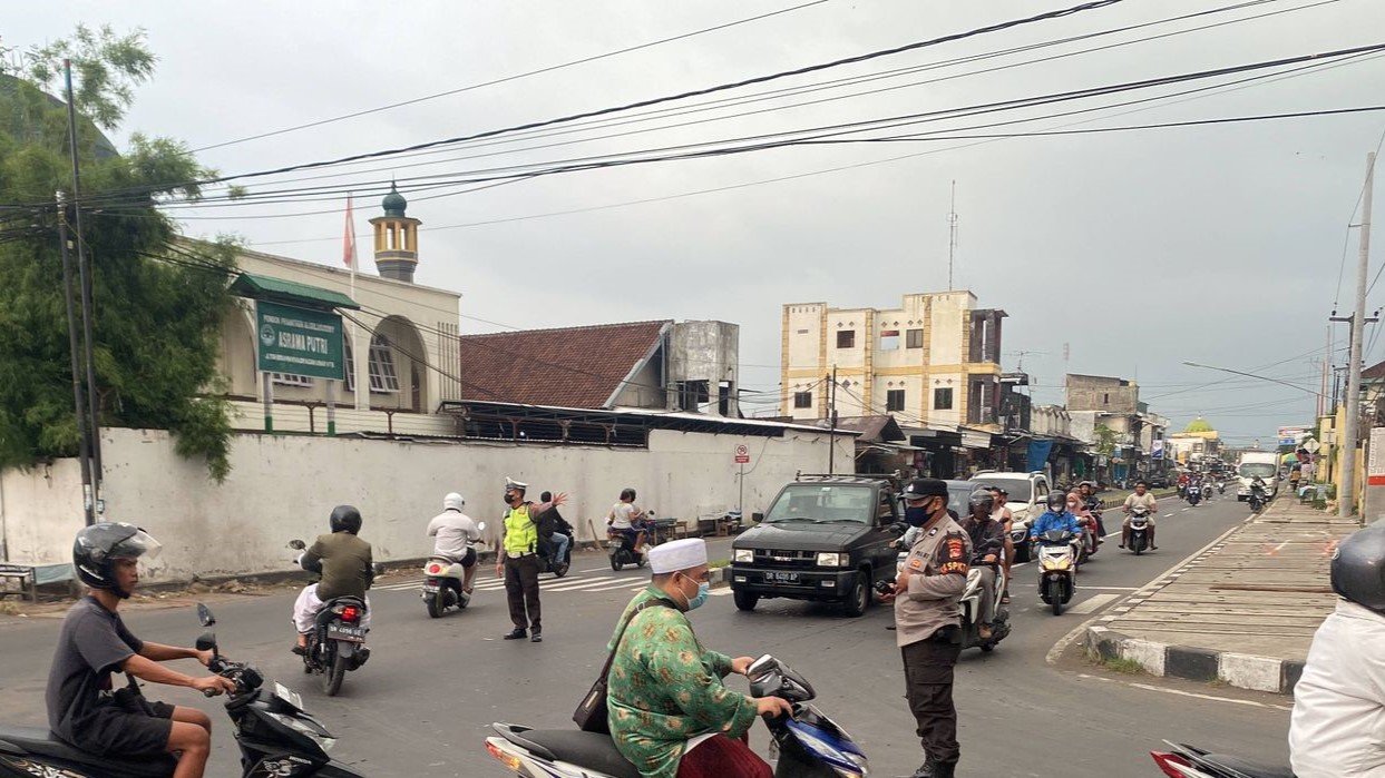 Polsek Kediri Gelar Rawan Sore di Simpang 4 Kediri, Ciptakan Kamseltibcar dan Cegah Kemacetan