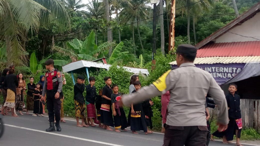 Polsek Sekotong Jaga Kelancaran dan Keamanan Nyongkolan di Dusun Tawun