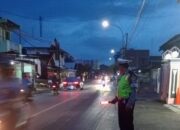 Aksi Satlantas Polres Lombok Barat Lancarkan Arus Lalu Lintas dan Bantu Jamaah Sholat Maghrib di Dua Masjid