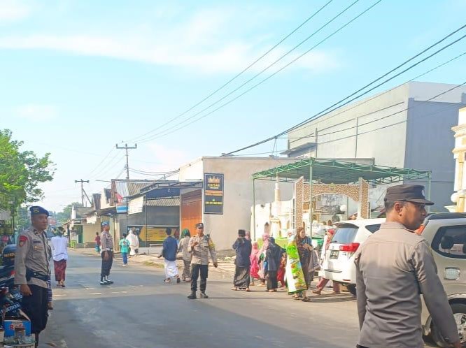 Suasana Khusyuk Warnai Sholat Idul Fitri di Wilayah Gerung, Lombok Barat