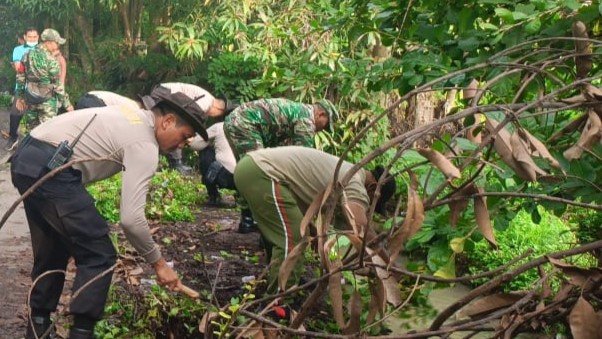 TNI-Polri Bersinergi Bersihkan Jalan Cegah DBD di Puskesmas Dasan Tapen