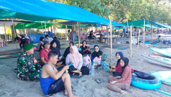 Pantai Senggigi Sambut Liburan Lebaran: Babinsa Berikan Himbauan Kebersihan dan Jaga Faktor Keamanan