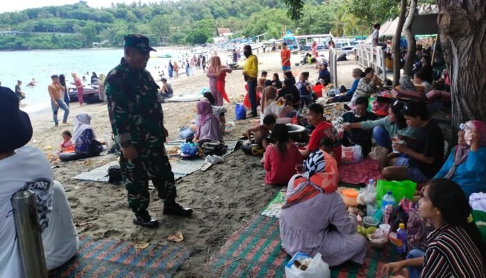 Lebaran Ketupat: Babinsa Senggigi Ajak Masyarakat Jaga Keindahan Pantai