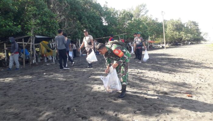 Sinergi di Pantai Meninting: Babinsa dan Warga Bersatu Demi Alam