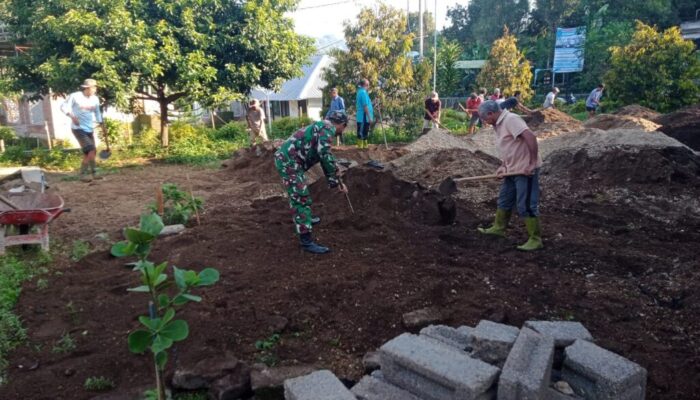 Gotong Royong di Selelos: Warga dan TNI Bersatu memasangan paving block