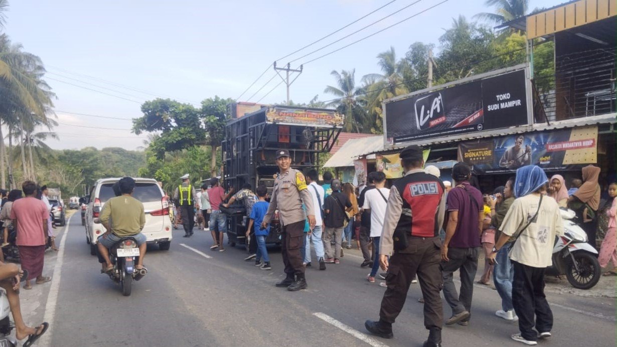 Polisi Kawal Tradisi Nyongkolan Meriah di Lombok Barat, Lalu Lintas Lancar