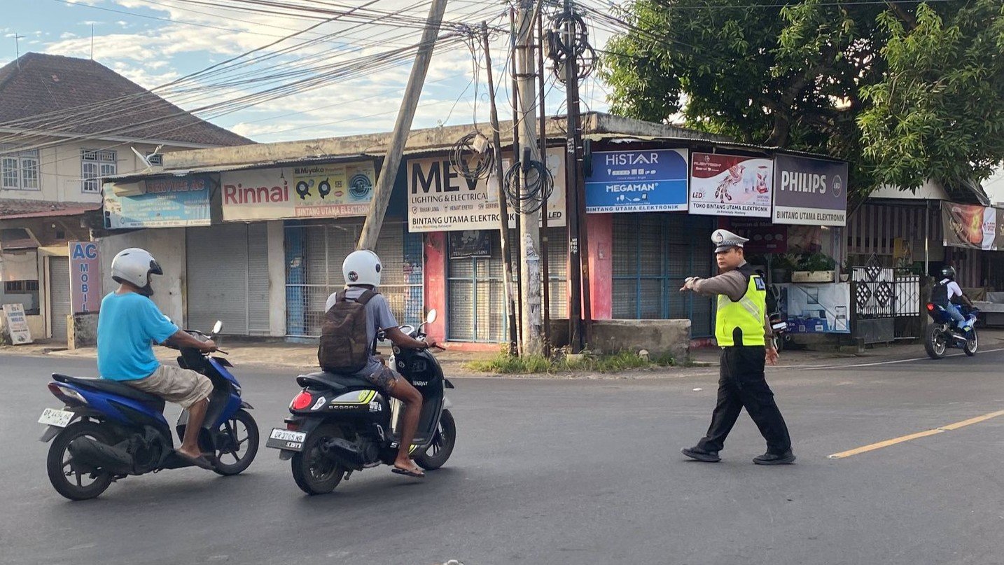 Polsek Batulayar Gelar Giat Rawan Pagi di Simpang 3 Montong