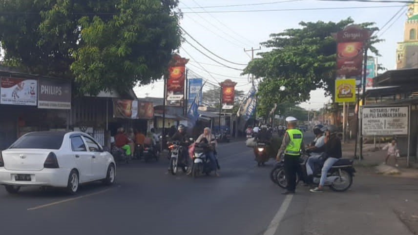 Polsek Batulayar Jaga Kelancaran Lalu Lintas Pagi di Senggigi, Antisipasi Kemacetan dan Kecelakaan