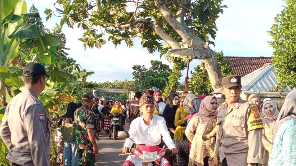 Polsek Gerung Jaga Tradisi Nyongkolan Aman dan Lancar