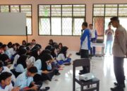 Cegah Kenakalan Remaja, Polsek Kuripan Edukasi Siswa SMAN 1 Kuripan tentang Keselamatan Berkendara dan Bahaya Narkoba