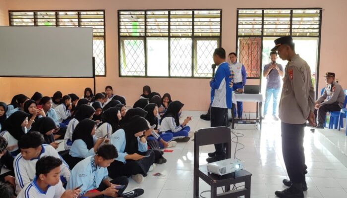 Cegah Kenakalan Remaja, Polsek Kuripan Edukasi Siswa SMAN 1 Kuripan tentang Keselamatan Berkendara dan Bahaya Narkoba