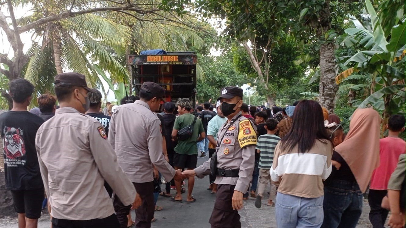 Polsek Kuripan Kawal Meriahnya Nyongkolan di Lombok Barat