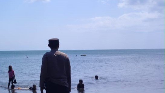 Polsek Lembar Gencarkan Patroli di Pantai Cemara untuk Keamanan Wisatawan