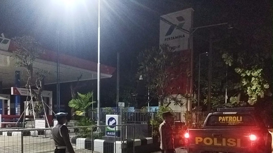 Polsek Lembar Patroli Malam, Pantau Keamanan SPBU dan Simpang Tiga Desa Eyat Mayang