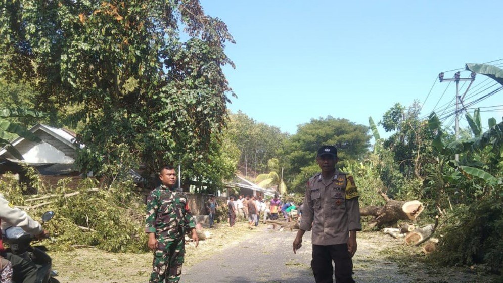 Sinergitas TNI-Polri Jaga Kelancaran Gotong Royong Pembangunan Masjid di Lombok Barat