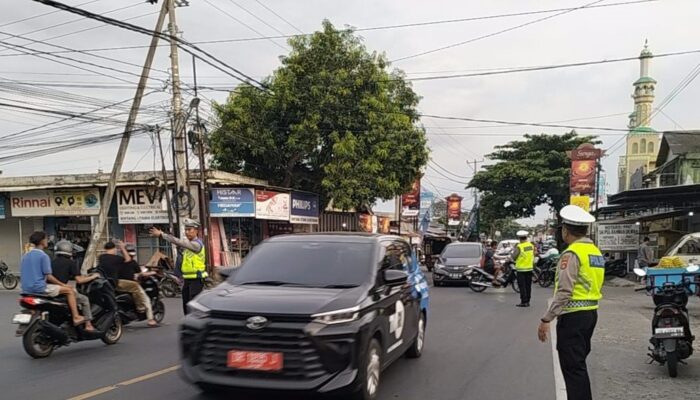 Liburan Aman di Senggigi: Polsek Batulayar Jaga Lalu Lintas di Titik Rawan