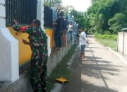 Gotong Royong  Masyarakat Dusun Karang Jurang dan Babinsa Segara Katon Bersatu Cat Pagar Masjid