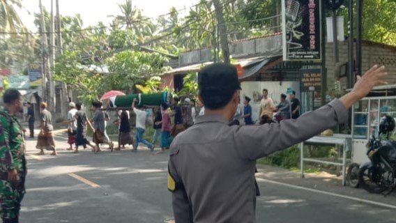 Dedikasi Bhabinkamtibmas dalam Mengawal Pemakaman di Batulayar