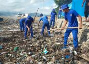 Personil Sat Polairud Polres Bima Kota Bersama Masyarakat Gelar Aksi Bersih Pantai dan Laut